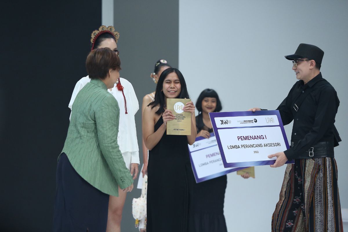 (Juri LPA 2022 yang diwakili oleh Rinaldy A. Yunardi selaku desainer aksesori dan Lisa Malonda dari instituto Marangoni Jakarta menyerahkan piala pada Dyandra Mairavida)
